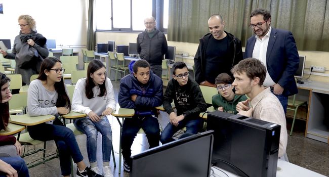Els instituts públics de Sabadell compten amb un auxiliar de conversa nadiu per reforçar l'aprenentatge de l’anglès