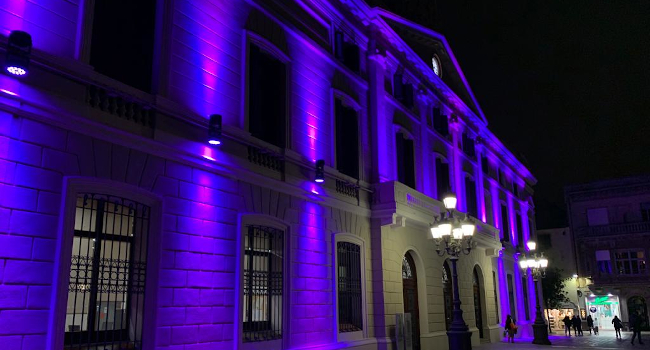 L’Ajuntament s’il·lumina de lila amb motiu del Dia Internacional per l’Eliminació de les Violències envers les Dones