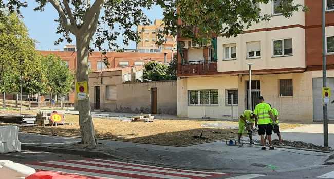 Comencen les obres per crear una nova àrea de jocs infantils accessibles a la plaça de les Illes Medes