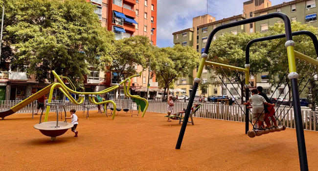 Les places de Llívia i Montellà estrenen noves àrees de joc més grans, accessibles i pensades per a totes les edats