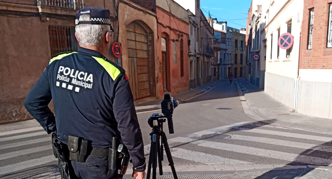 La Policia Municipal disposa de radars compactes per controlar la velocitat en carrers estrets