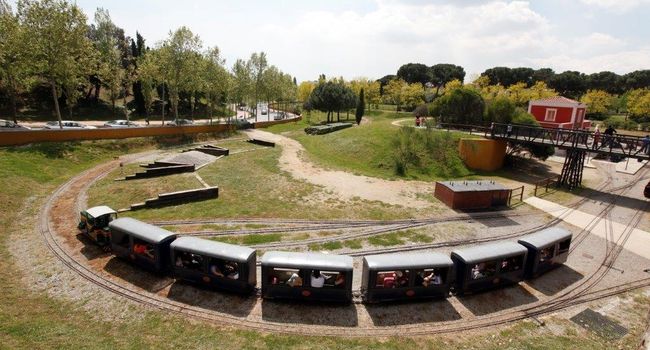 El trenet del parc de Catalunya s’atura tres setmanes mentre es canvien les vies del circuit